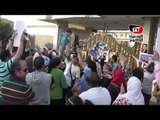 أنصار مبارك يوزعون الحلوى أمام «المعادي العسكري» احتفالا بعيد ميلاده