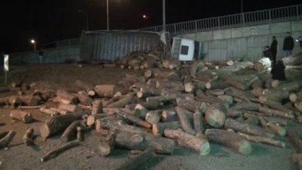 Odun Yüklü Kamyon Devrildi: 1 Yaralı