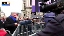 Défilé FN _ Bruno Gollnisch frappe des journalistes avec un parapluie - vidéo dailymotion [720p]