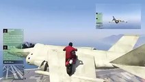 andando de moto ensima do avião no gta v (trakinas gamer)