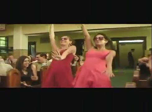 Entrée des mariés et son cortège dans l'église en dansant