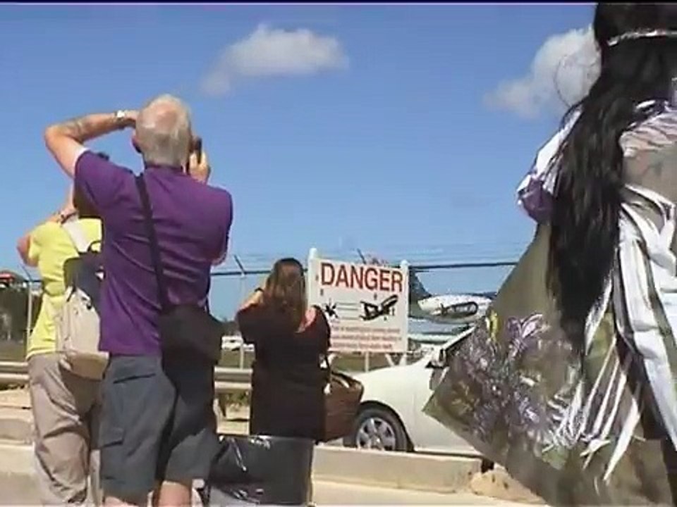 Amazing Plane landing and take-off footage at Maho Beach St Maarten