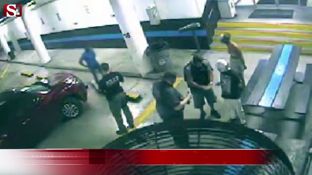 Polis eli kelepçeli kadına yumruk attı