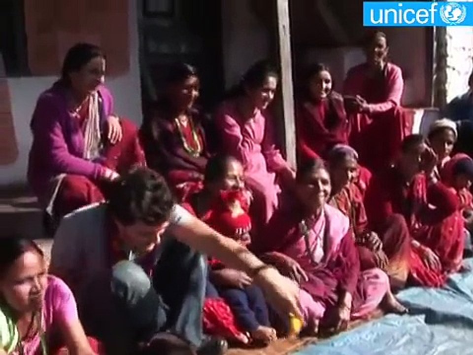 UNICEF - Orlando Bloom incontra i bambini del Nepal