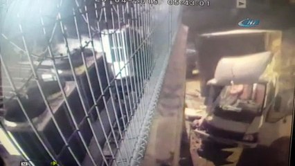 Freni patlayan kamyonet çarptığı duvarı yıktı