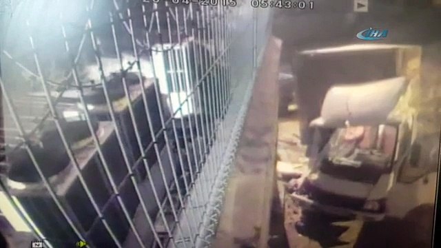 Freni patlayan kamyonet çarptığı duvarı yıktı
