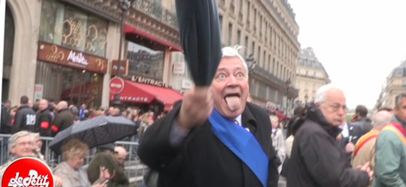 Bruno Gollnisch agresse des journalistes de «Canal+» avec un parapluie