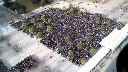 Asi es como organizas 300.000 personas entrando a un mismo lugar. Wow tremendo orden