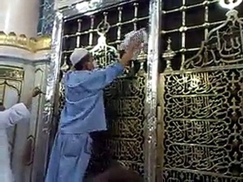 cleaning of Golden cover (Jaali ) of Roza-e Mubarak of Prophet Muhammad (S.A.W)
