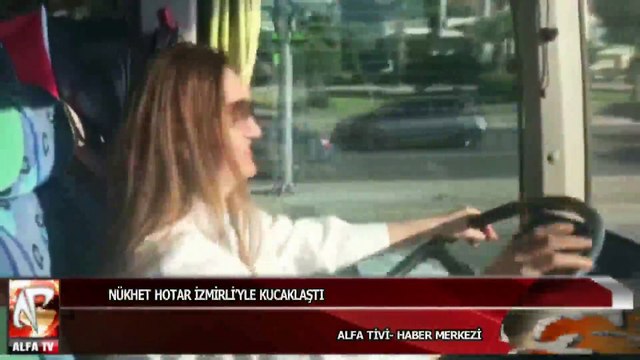 Nükhet Hotar İzmirli’yle Kucaklaştı