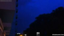 OVNI UFO PLATILLO VOLADOR FLOTANDO A BAJA ALTITUD SOBRE UN PARQUE EN LIMA PERU MAYO 2015 VIDEOGRABADO POR UN SKYWATCHER