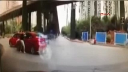 Yol Magandası Kadın Sürücüyü Aracından İndirip Vahşice Dövdü