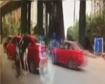 Yol Magandası Kadın Sürücüyü Aracından İndirip Vahşice Dövdü