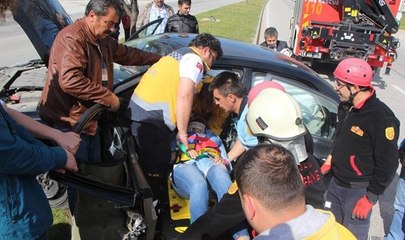 Otomobiliyle aydınlatma direğine çarptı