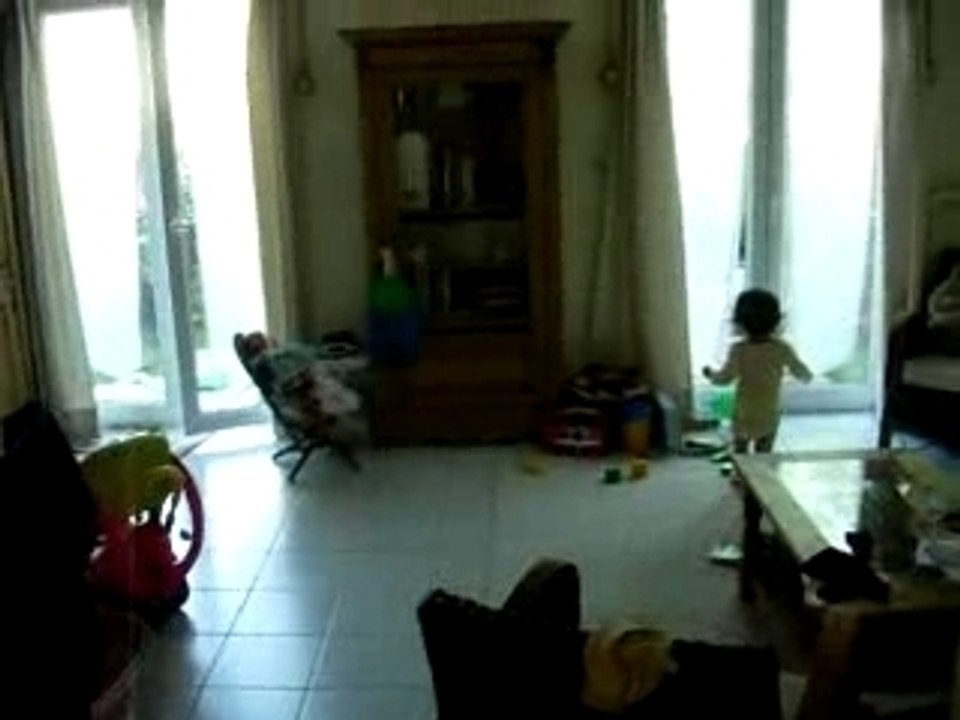 Clementine joue au ballon