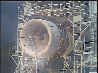 Explosion d'un reacteur d'avion lors d'un test