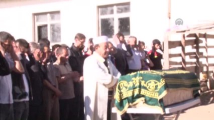 Küçük Enes, Soma'da Ölen Babasının Mezarının Yanına Defnedildi