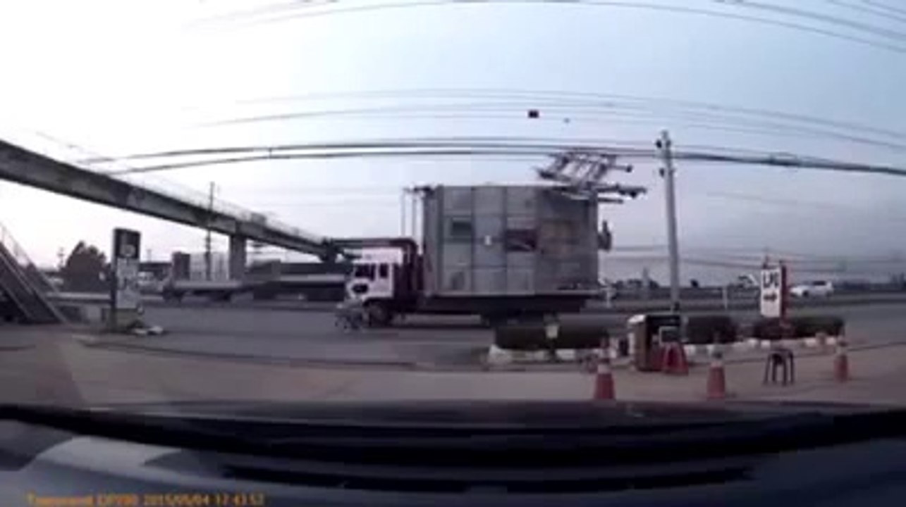 Final Destination/Пункт назначения - сбитый рекламный щит убил велосипедиста в Таиланде