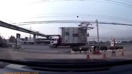 Final Destination/Пункт назначения - сбитый рекламный щит убил велосипедиста в Таиланде