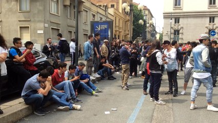 Tifosi e curiosi davanti all'albergo del Real Madrid a Torino