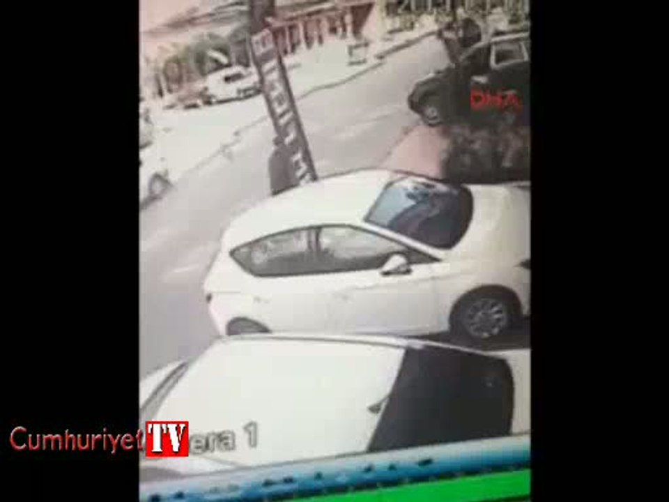 Araçlar kaldırıma park etti; Yolda yürürken canından oldu