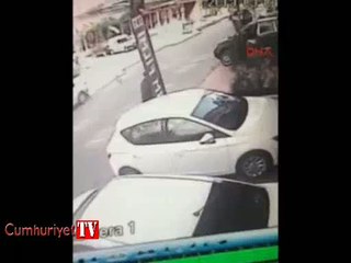 Araçlar kaldırıma park etti; Yolda yürürken canından oldu