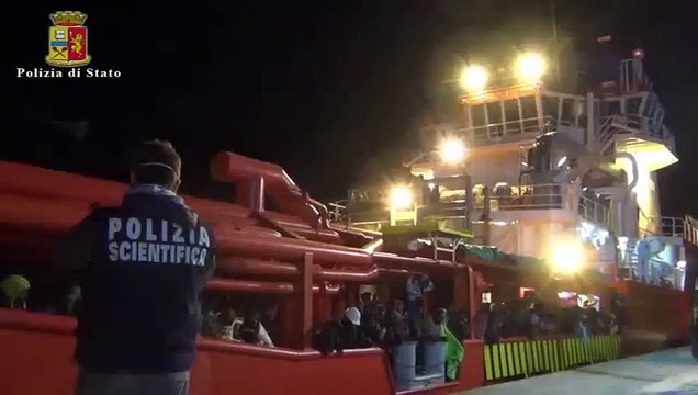 Pozzallo (Ragusa) - sbarcati 369 immigrati, fermati tre scafisti