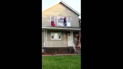 Elle Saute du 1er Étage et se Casse la Jambe