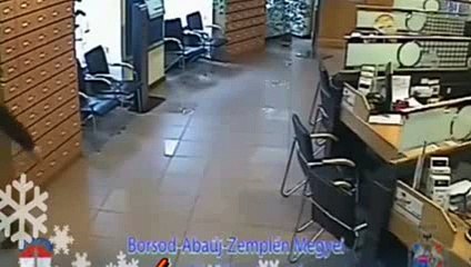 سيدة تشتبك مع لص وتنزع القناع عن وجهه