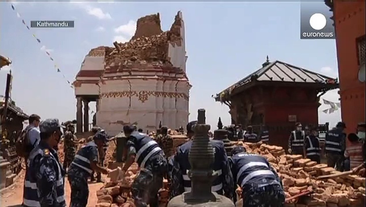 Zerstörte tempel in nepal: wiederaufbau möglich