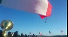 Soldado vuela enredado en bandera gigante de México