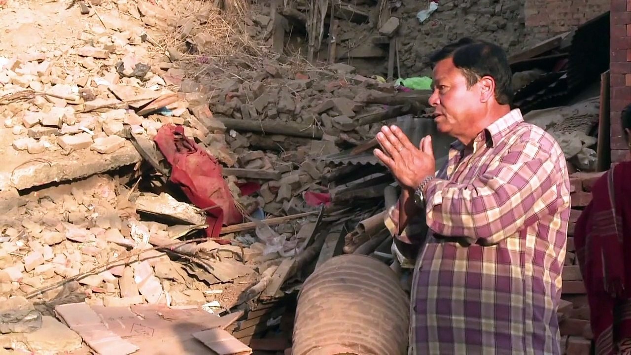 Les Népalais continuent de déblayer Katmandou
