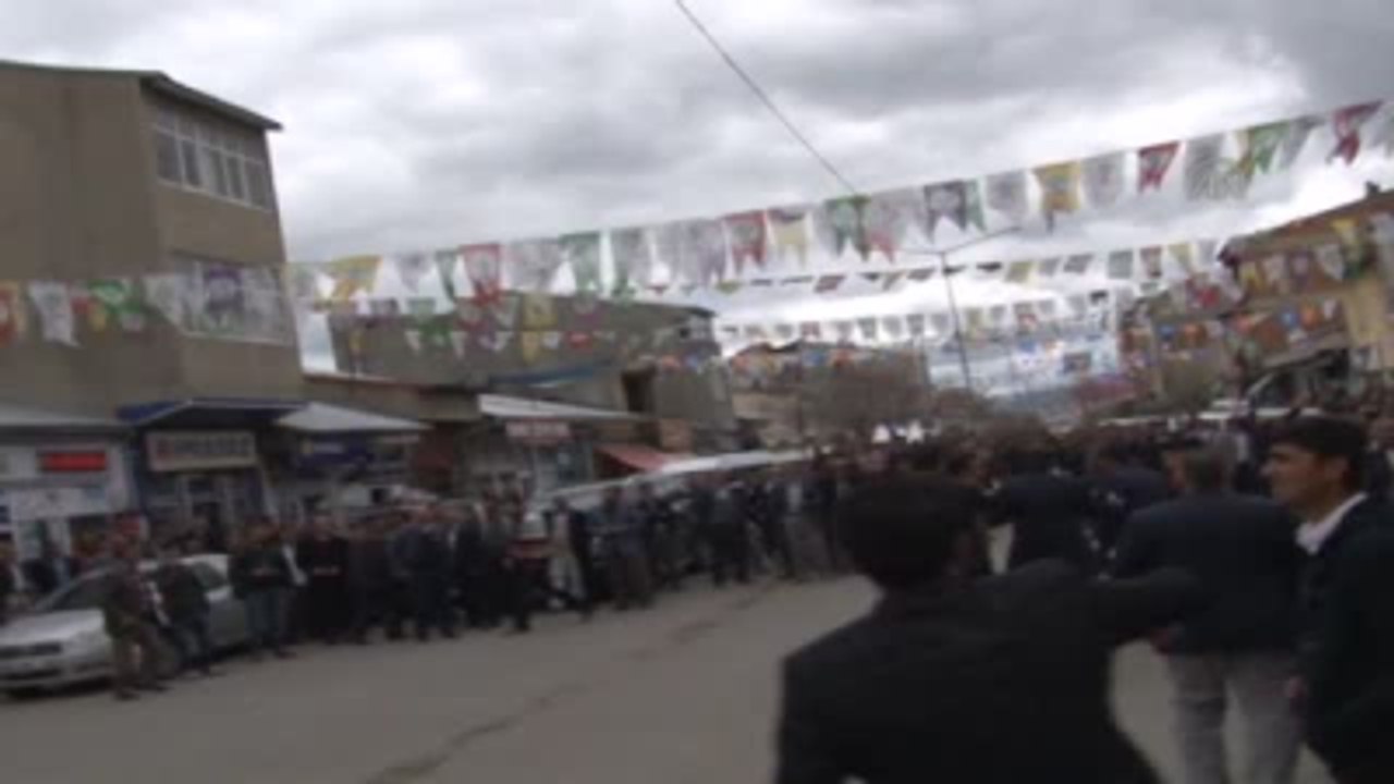 Bağımsız Ağrı Milletvekili Adayı Kaya'ya Taşlı Saldırı (1)