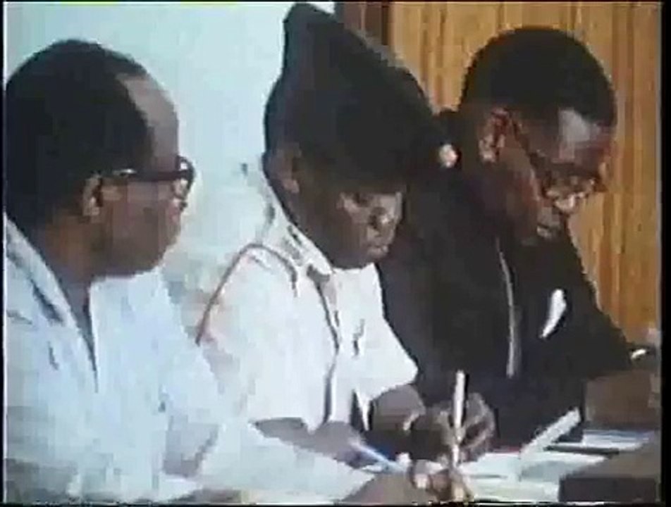 Idi Amin lectures his ministers