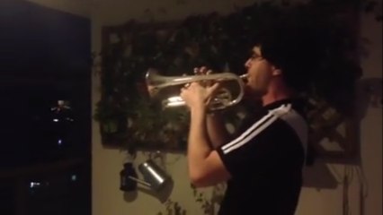 Vascaíno comemora título tocando hino no trompete