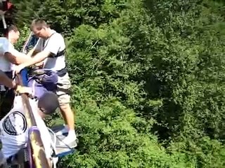 Petite blague pendant un saut à l'élastique