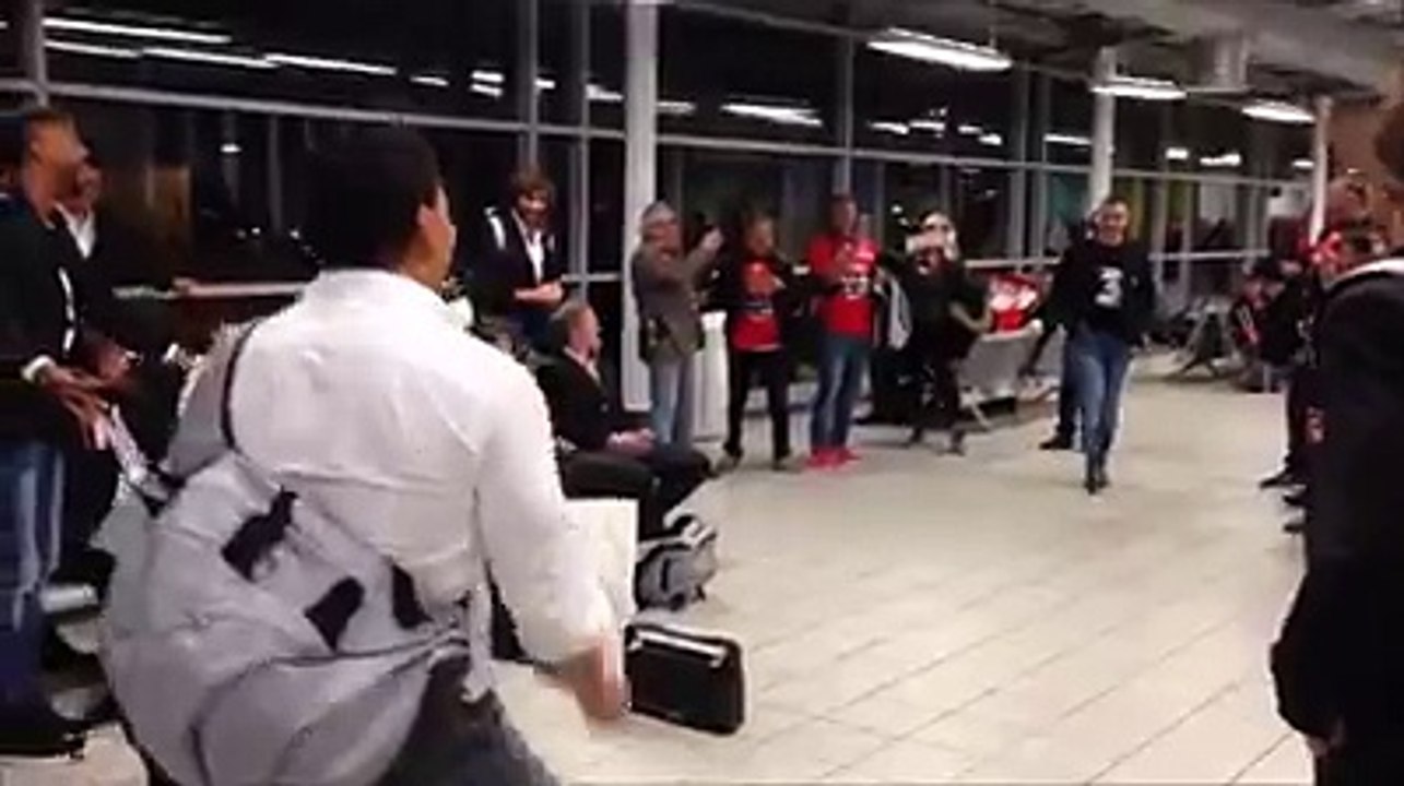 Mourad Boudjellal fait quelques pas de danse à l'aéroport