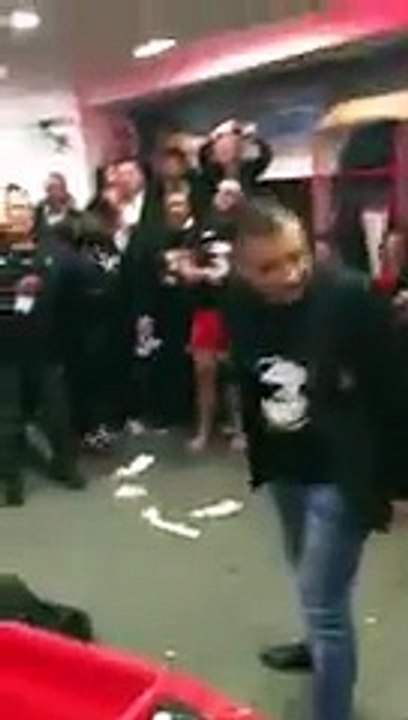 Mourad Boudjellal lance un Pilou Pilou dans les vestiaires après le titre de champion d'Europe