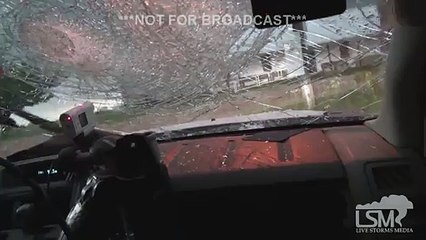 Des grêlons géants éclatent un pare-brise au Texas!