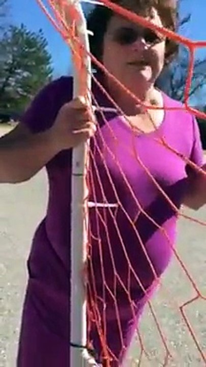 Une femme pete un cable car des enfants jouent devant chez elle!