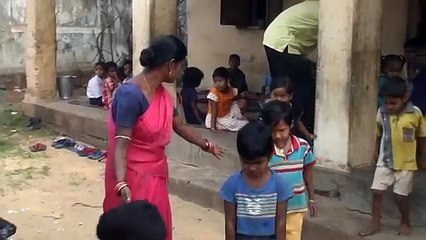 Mobile Toy Library - Children greeting the bus