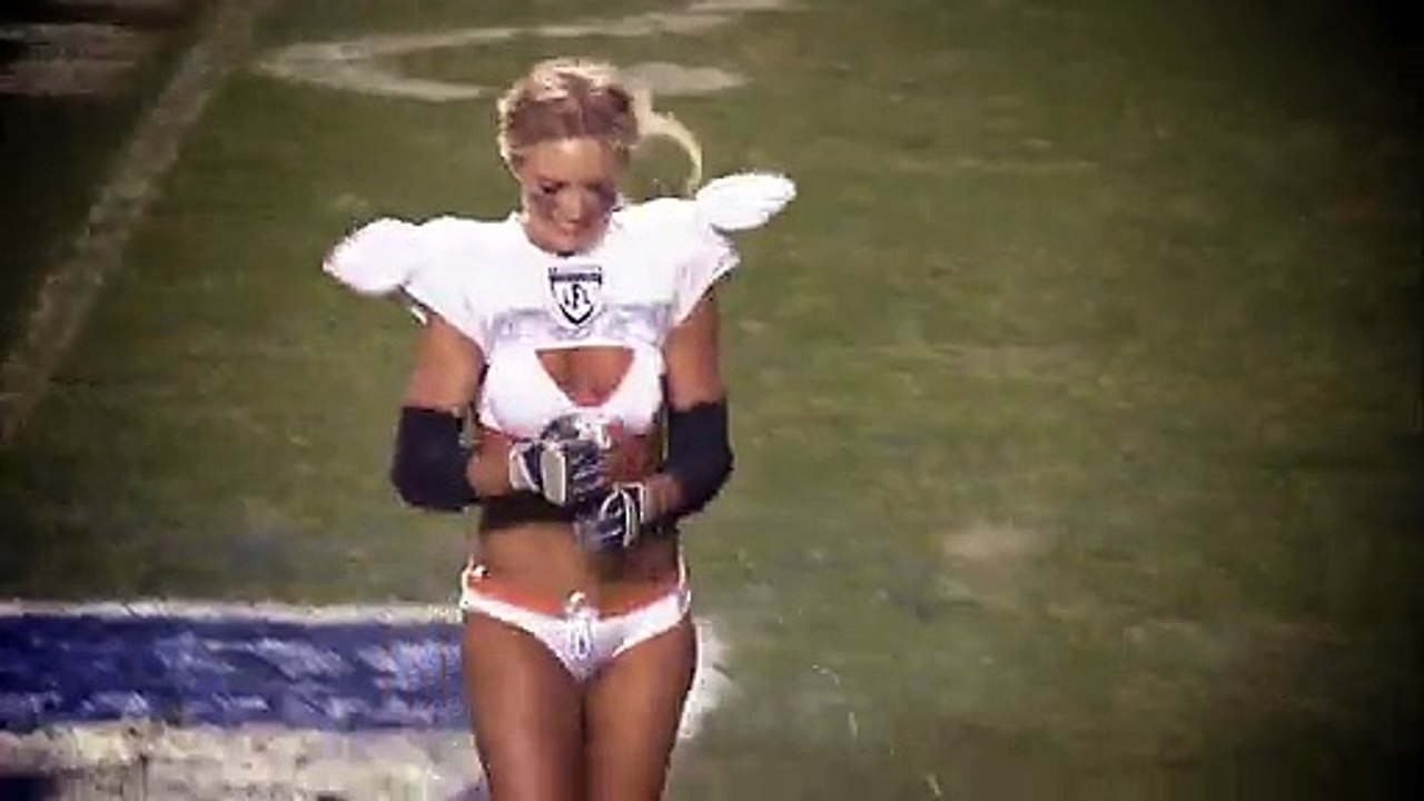 Une joueuse de LFL canon fête la victoire en buvant une bière cul-sec