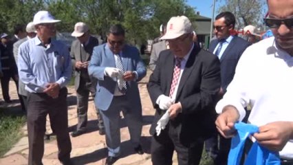 Bilecik Vali ve Belediye Başkanı Ormanda Çöp Topladı