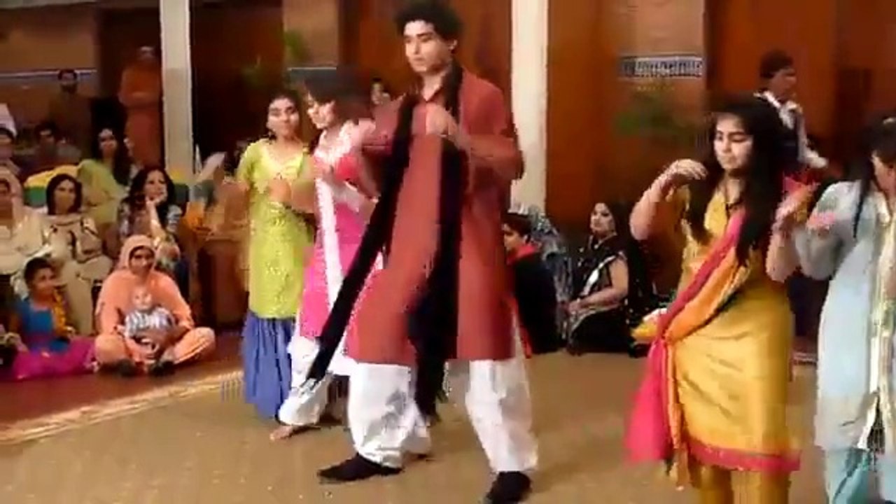 Bachna Ae Haseeno Friends Of Bride Dancing