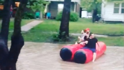 Скачать видео: Floating through flooded Kansas streets