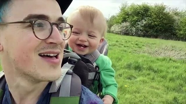 A reação de um bebê ao ver um dente-de-leão pela primeira vez