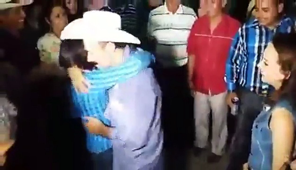 "Layín": Alcalde que levantó falda a una joven, ahora besa a otra