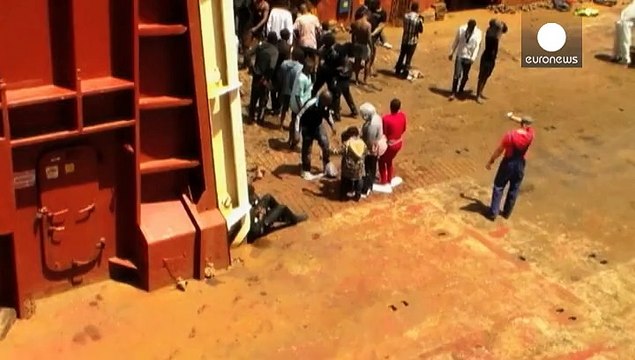 حوالي 40 شخصاً قضوا بعد غرق قاربهم المطاطي في المتوسط