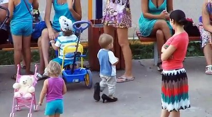 Прикол! Сынок отобрал туфли у мамы :)
