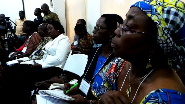 Clinton in Ebola-hit Liberia urges training of health workers